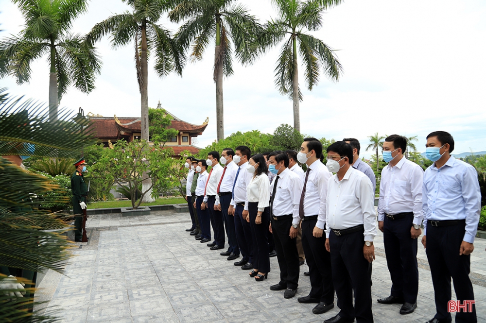 Chủ tịch UBND tỉnh Hà Tĩnh dâng hương tưởng niệm tại các khu di tích, nghĩa trang liệt sỹ