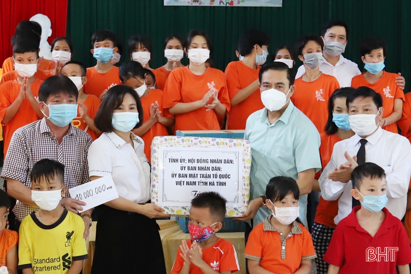 Chủ tịch UBND tỉnh Võ Trọng Hải thăm, tặng quà Làng Trẻ em mồ côi Hà Tĩnh