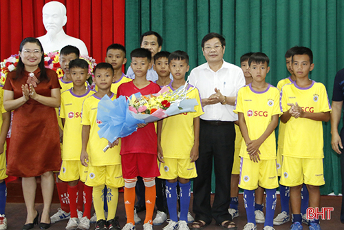 Đội Hà Tĩnh lên đường tham dự Giải bóng đá Quốc gia dành cho trẻ em có hoàn cảnh đặc biệt
