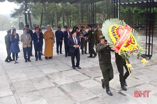 Đoàn đại biểu Hà Tĩnh dâng hương tại Nghĩa trang Trường Sơn, Đường 9
