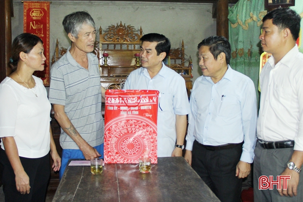 Phó Chủ tịch UBND tỉnh tặng quà đối tượng chính sách ở Hương Sơn
