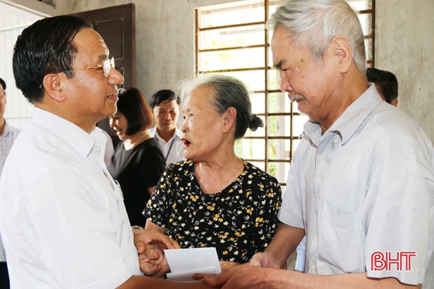 Bí thư Tỉnh ủy thăm hỏi, tặng quà gia đình chính sách tại TP Hà Tĩnh