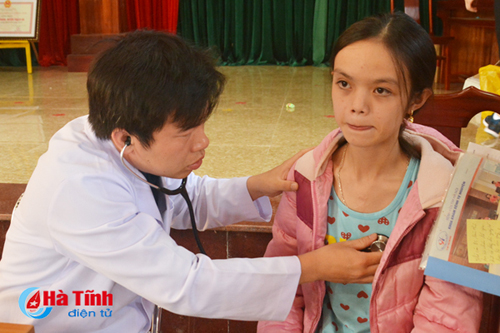 Khám sàng lọc cho hơn 1.500 trẻ em Hà Tĩnh bị tật bẩm sinh