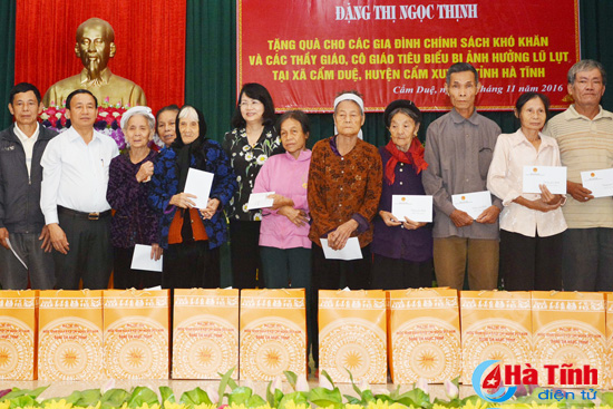 Phó Chủ tịch nước Đặng Thị Ngọc Thịnh thăm người dân vùng lũ Hà Tĩnh