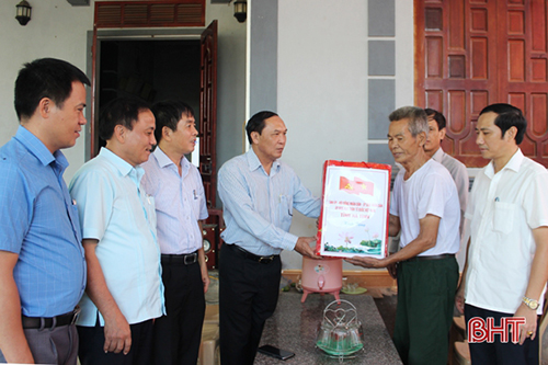 Trưởng ban Tuyên giáo Tỉnh ủy Hà Tĩnh tặng quà các gia đình chính sách
