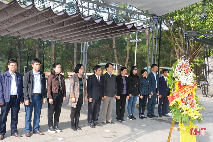 Đoàn cán bộ Hà Tĩnh dâng hương tại các nghĩa trang liệt sỹ Trường Sơn, Đường 9