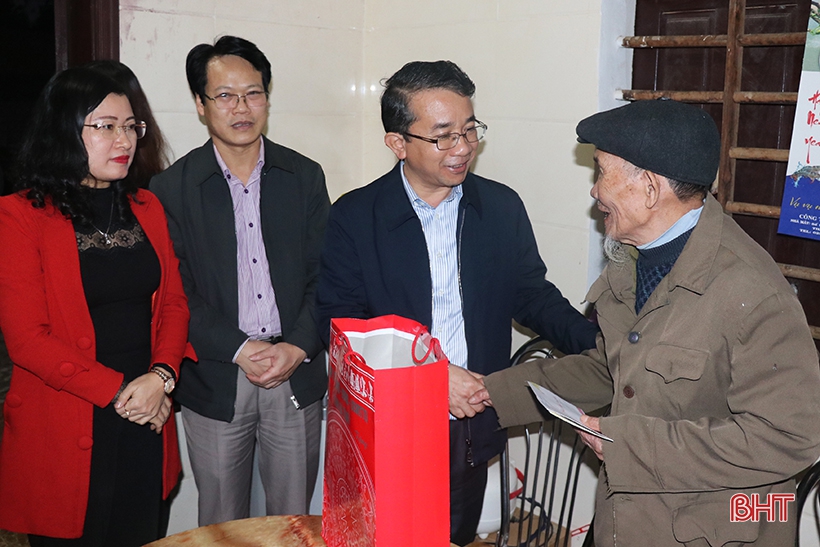 Chủ nhiệm Ủy ban Kiểm tra Tỉnh ủy chúc tết gia đình chính sách tại Thạch Hà
