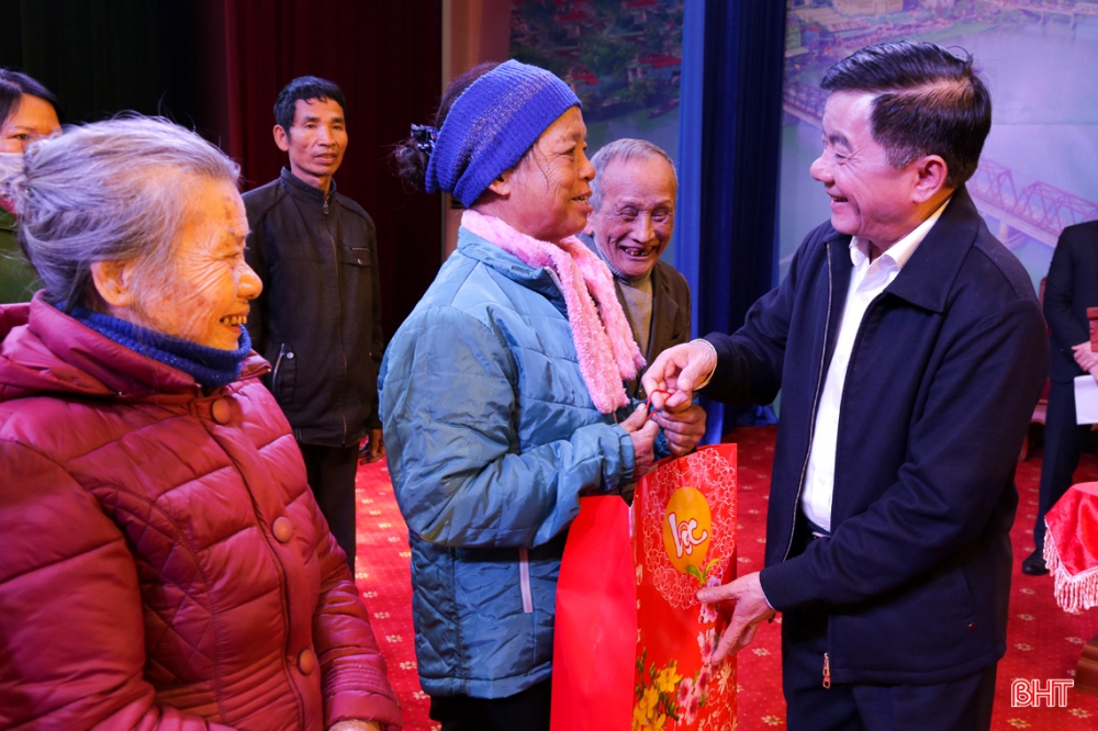 Chủ nhiệm Ủy ban Kiểm tra Trung ương Trần Cẩm Tú tặng quà Tết cho người dân Hà Tĩnh