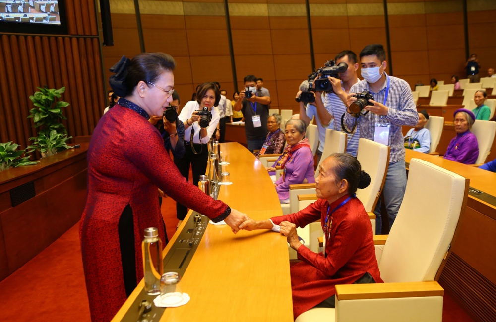 Chủ tịch Quốc hội Nguyễn Thị Kim Ngân gặp mặt 300 Mẹ Việt Nam Anh hùng tiêu biểu toàn quốc