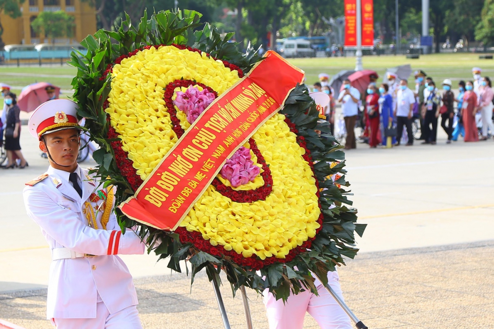300 Bà mẹ Việt Nam anh hùng vào Lăng viếng Chủ tịch Hồ Chí Minh