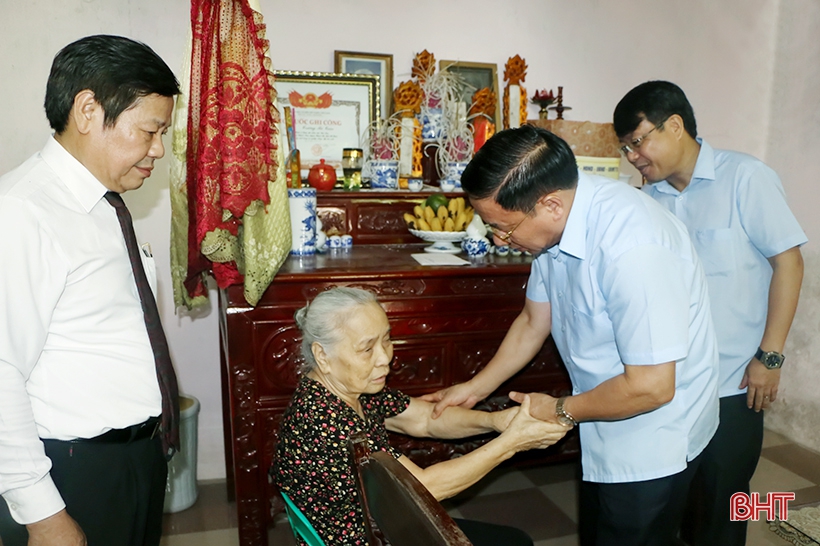 Bí thư Tỉnh ủy thăm hỏi, tặng quà gia đình thương binh, liệt sĩ ở TP Hà Tĩnh