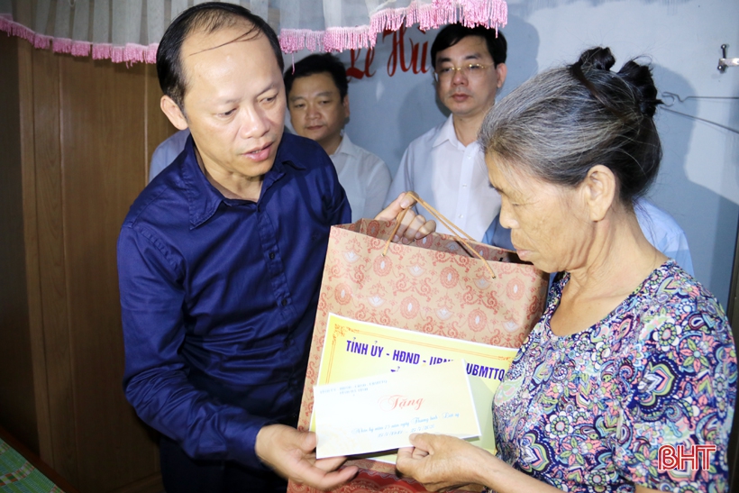 Các đồng chí lãnh đạo tỉnh Hà Tĩnh đề nghị cấp ủy, chính quyền các địa phương thường xuyên quan tâm, tạo điều kiện chăm lo đời sống các gia đình chính sách, người có công trên địa bàn.