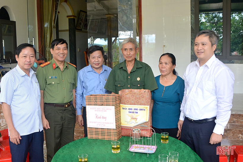 Chủ tịch UBND tỉnh Hà Tĩnh tặng quà các gia đình chính sách ở Hương Khê