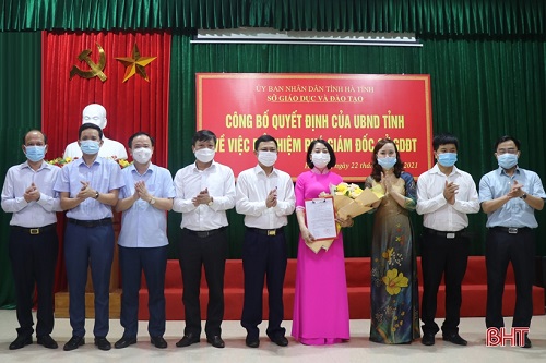 Phó Chủ UBND tỉnh cùng đại diện các sở, ngành tặng hoa chúc mừng tân Phó Giám đốc GD&ĐT Hà Tĩnh