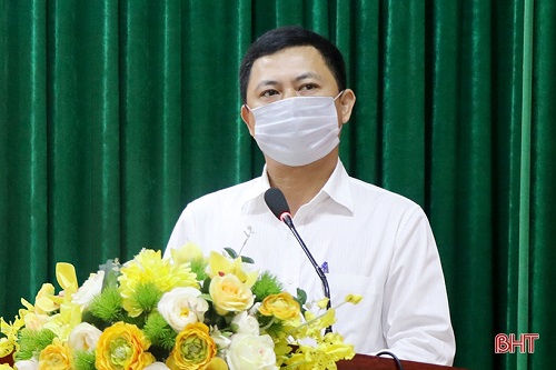 Phó Chủ tịch UBND tỉnh Lê Ngọc Châu chúc mừng Sở GD&ĐT và tân Phó Giám đốc Nguyễn Thị Nhung Quyên