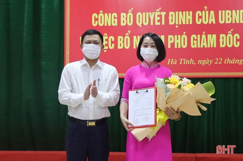 Phó Chủ tịch UBND tỉnh Lê Ngọc Châu trao quyết định, tặng hoa chúc mừng tân Phó Giám đốc Sở GD&ĐT.