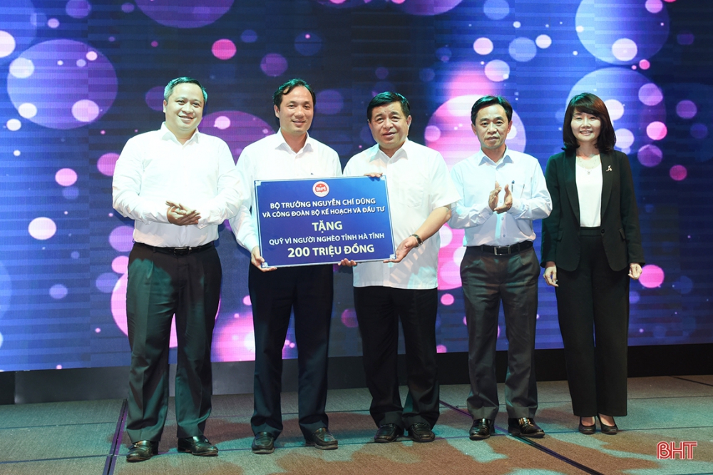 Bộ trưởng Bộ KH&ĐT Nguyễn Chí Dũng trao ủng hộ Quỹ vì người nghèo Hà Tĩnh