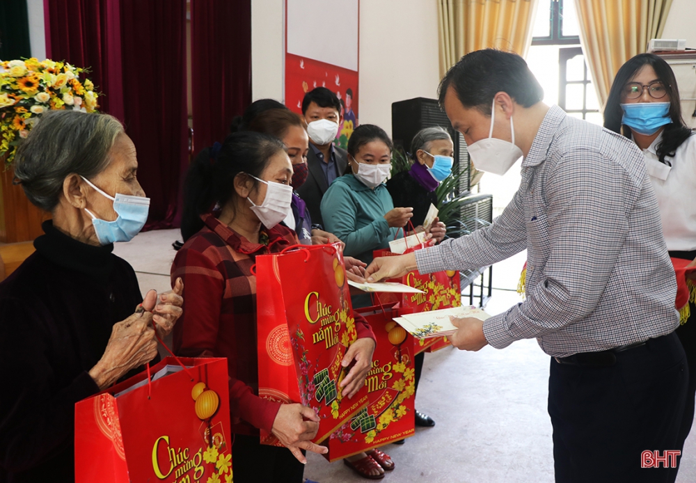 Bí thư Tỉnh ủy Hà Tĩnh tặng quà tết cho người nghèo, gia đình chính sách