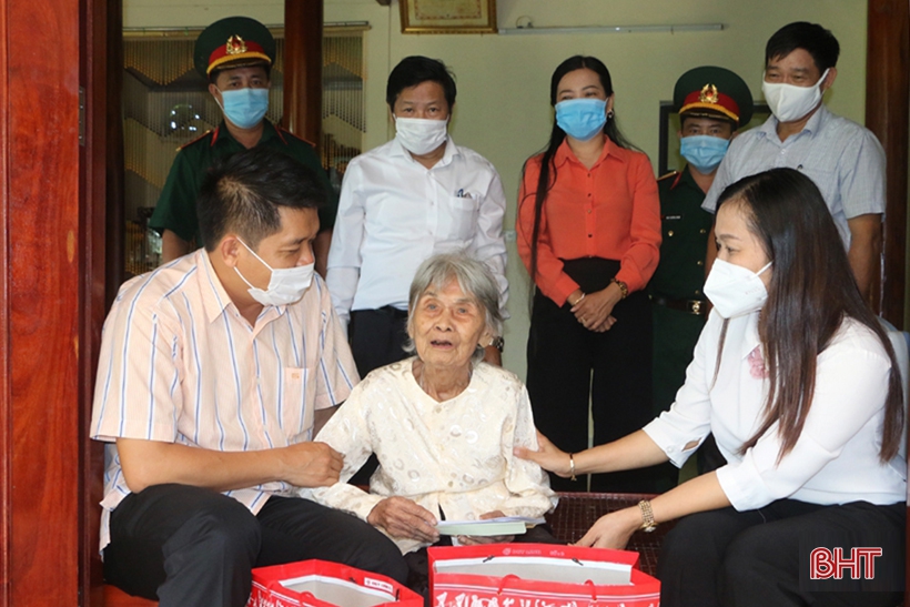 Chủ tịch Ủy ban MTTQ tỉnh tặng quà gia đình chính sách, người có công ở Vũ Quang