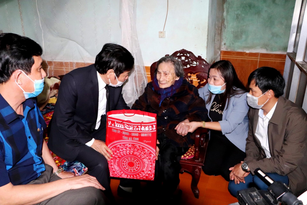 Giám đốc Sở LĐTB&XH tặng quà cho gia đình chính sách ở Vũ Quang