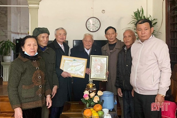 Chủ tịch UBND tỉnh Hà Tĩnh tặng thiếp mừng thọ 2.269 cụ tròn 90 tuổi