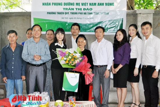 Vietcombank Hà Tĩnh nhận phụng dưỡng 2 Mẹ Việt Nam anh hùng