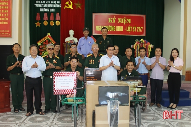 Lãnh đạo tỉnh Hà Tĩnh tặng quà thương, bệnh binh đang điều trị ở Nghệ An