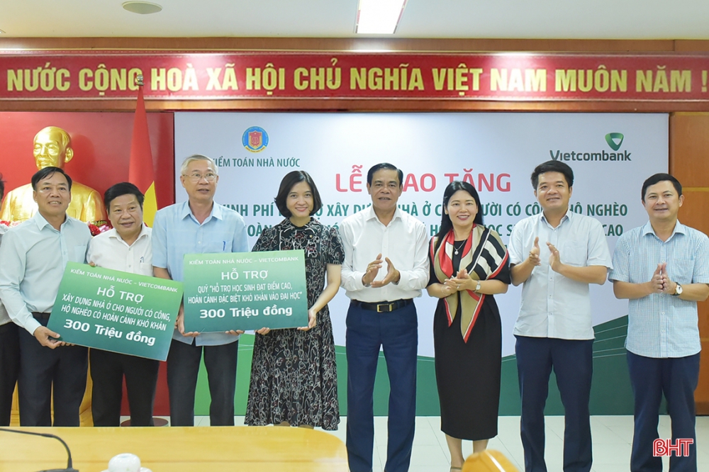 Kiểm toán Nhà nước và Vietcombank tổ chức nhiều hoạt động nhân ái tại Hà Tĩnh