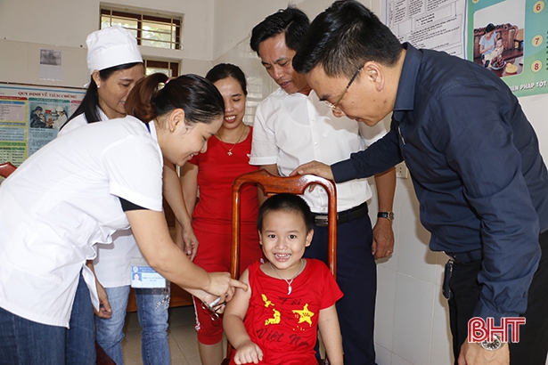 Hơn 87.200 trẻ ở Hà Tĩnh được tiêm bổ sung vắc xin sởi - rubella