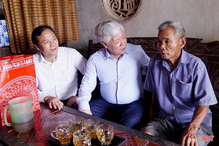 Chủ tịch Ủy ban Trung ương MTTQ Việt Nam thăm hỏi, tặng quà người cao tuổi tại Hà Tĩnh
