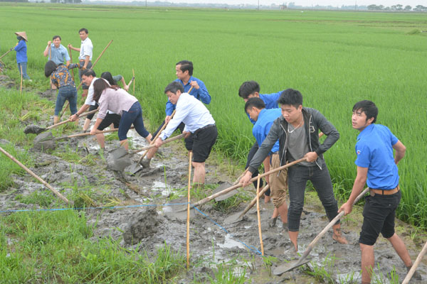 Sở LĐ-TB&XH ra quân hỗ trợ xã Thạch Lạc làm giao thông nông thôn