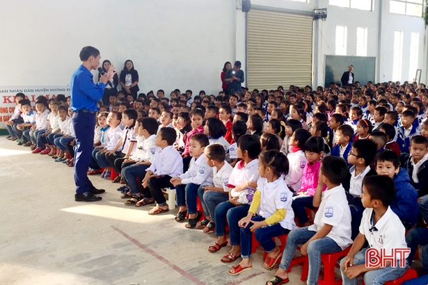 Hơn 500 học sinh Hương Khê được trang bị kỹ năng phòng tránh tai nạn, thương tích