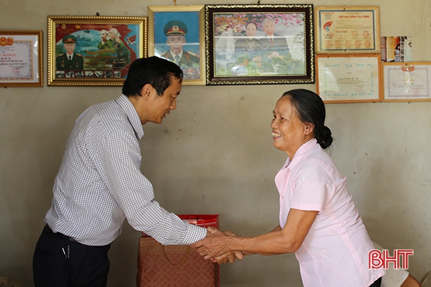 Phó Chủ tịch UBND tỉnh tặng quà gia đình người có công ở Hương Khê