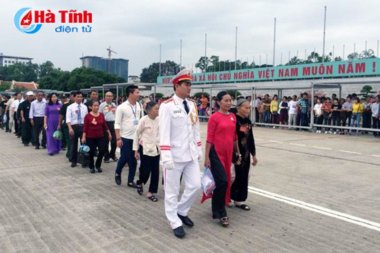 Người có công tiêu biểu Hà Tĩnh vào Lăng viếng Chủ tịch Hồ Chí Minh