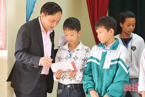 Trao 99 suất học bổng cho học sinh khó khăn huyện Thạch Hà