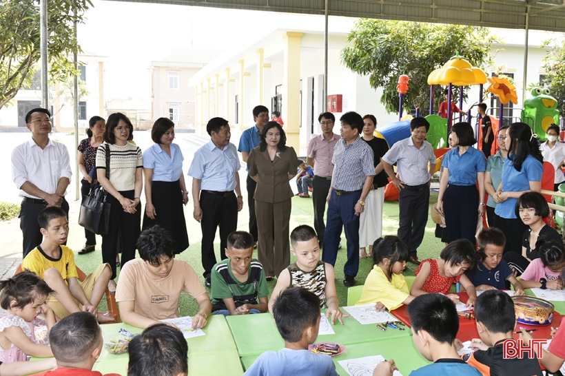 Thứ trưởng Bộ LĐ-TB&XH thăm Làng Trẻ em mồ côi Hà Tĩnh