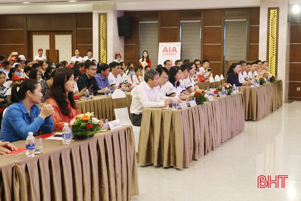 AIA trao xe đạp, hợp đồng bảo hiểm trị giá 562 triệu đồng hỗ trợ trẻ em Hà Tĩnh