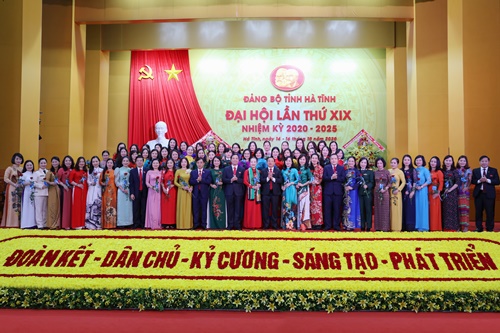 Tặng hoa và quà cho đại biểu nữ tham dự Đại hội Đảng bộ tỉnh khóa XIX nhiệm kỳ 2020-2025