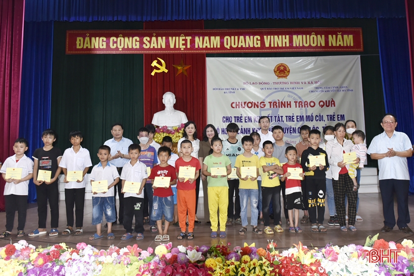 Quỹ Bảo trợ trẻ em Việt Nam trao quà cho trẻ khuyết tật tỉnh Hà Tĩnh