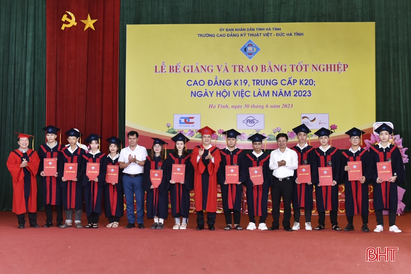 Cao đẳng Kỹ thuật Việt - Đức Hà Tĩnh trao bằng tốt nghiệp cho 1.466 HSSV