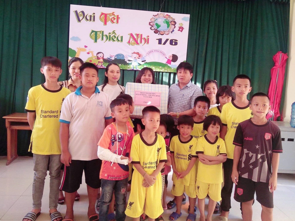 Đoàn thanh niên Sở Lao động - TBXH thăm hỏi, tặng quà tại Làng trẻ em mồ côi Hà Tĩnh