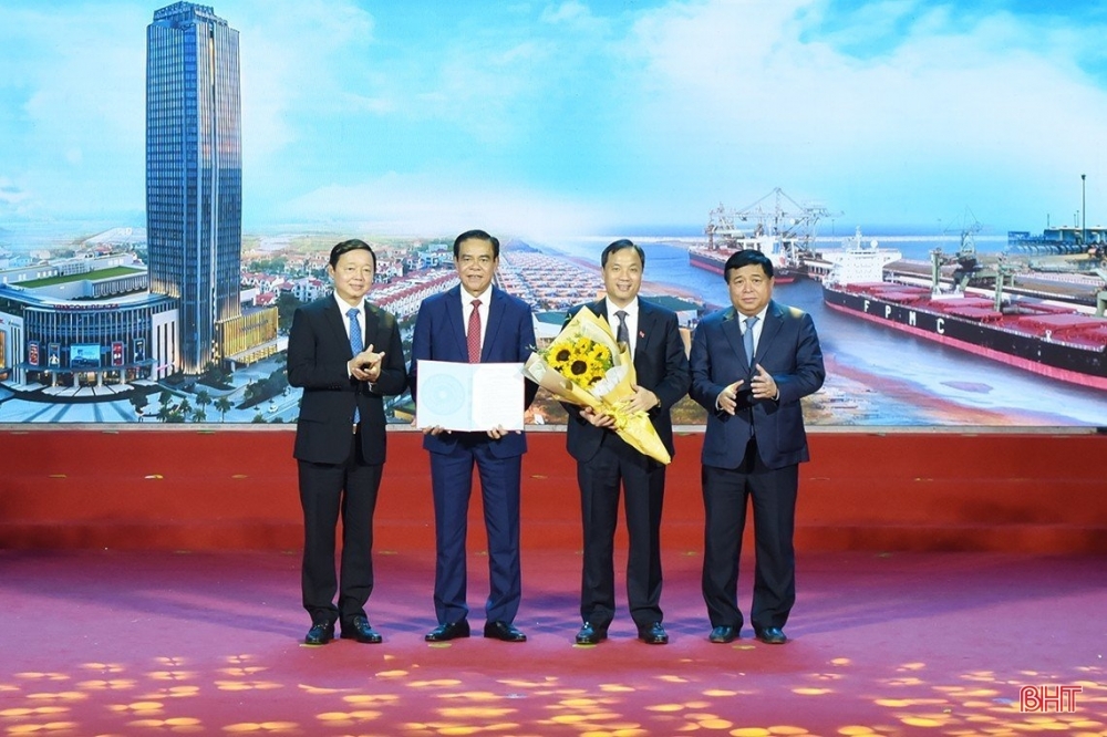 Trao quyết định phê duyệt Quy hoạch tỉnh Hà Tĩnh thời kỳ 2021 - 2030, tầm nhìn đến 2050