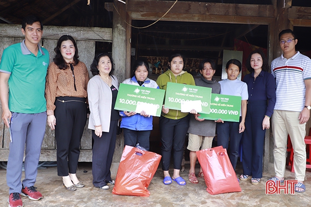 Nguyên Phó Chủ tịch Hội LHPN Việt Nam tặng mái ấm tình thương, hỗ trợ sinh kế cho người dân vùng lũ Hà Tĩnh
