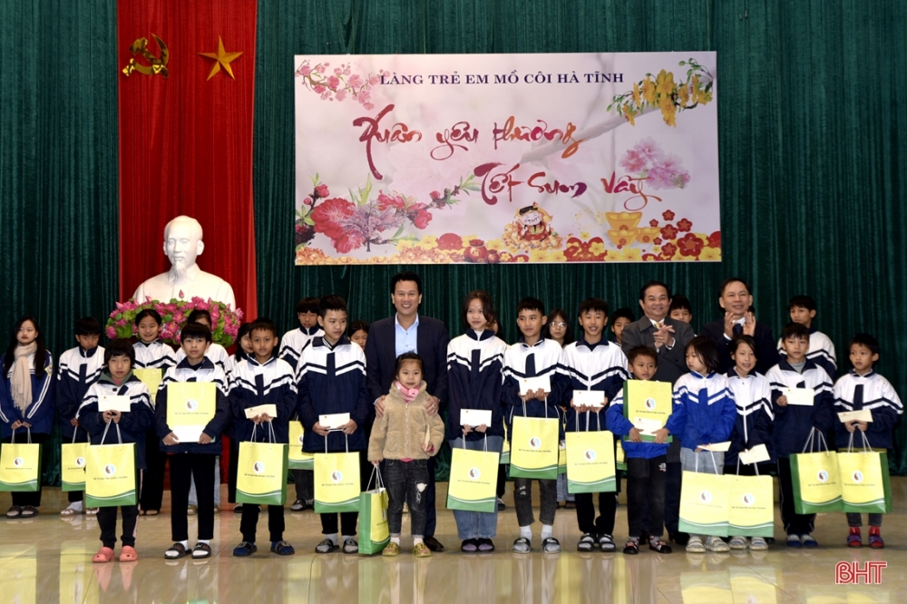 Bộ trưởng Bộ TN&MT tặng quà tết tại Làng Trẻ em mồ côi Hà Tĩnh