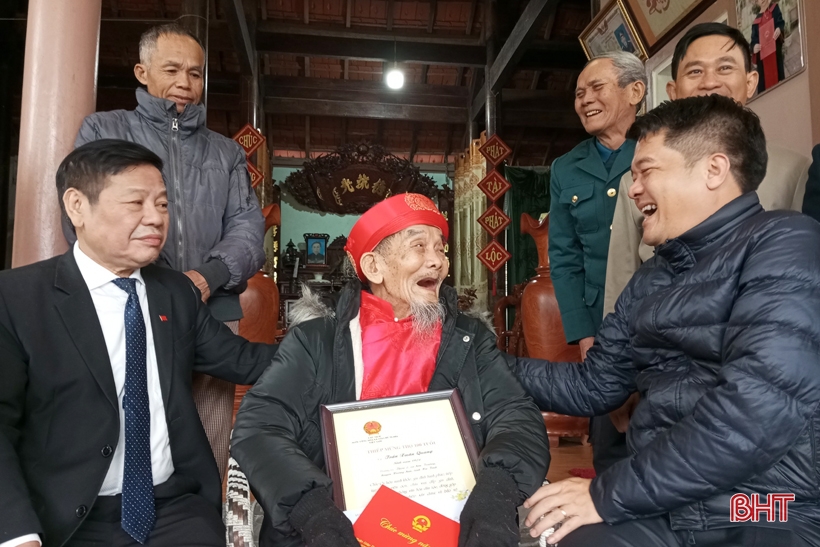 Chủ tịch Ủy ban MTTQ tỉnh tặng quà người cao tuổi, gia đình khó khăn ở Hương Sơn
