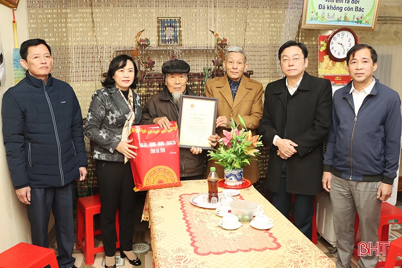 Trưởng ban Dân vận Tỉnh ủy tặng quà tết tại Cẩm Xuyên