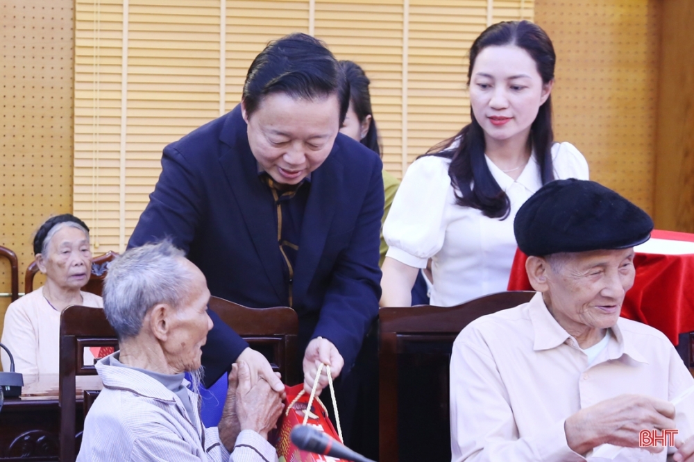 Phó Thủ tướng Trần Hồng Hà tặng quà cho người cao tuổi ở Can Lộc