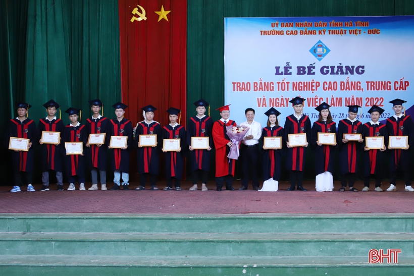 Cao đẳng Kỹ thuật Việt - Đức trao bằng tốt nghiệp cho hơn 1.200 HSSV
