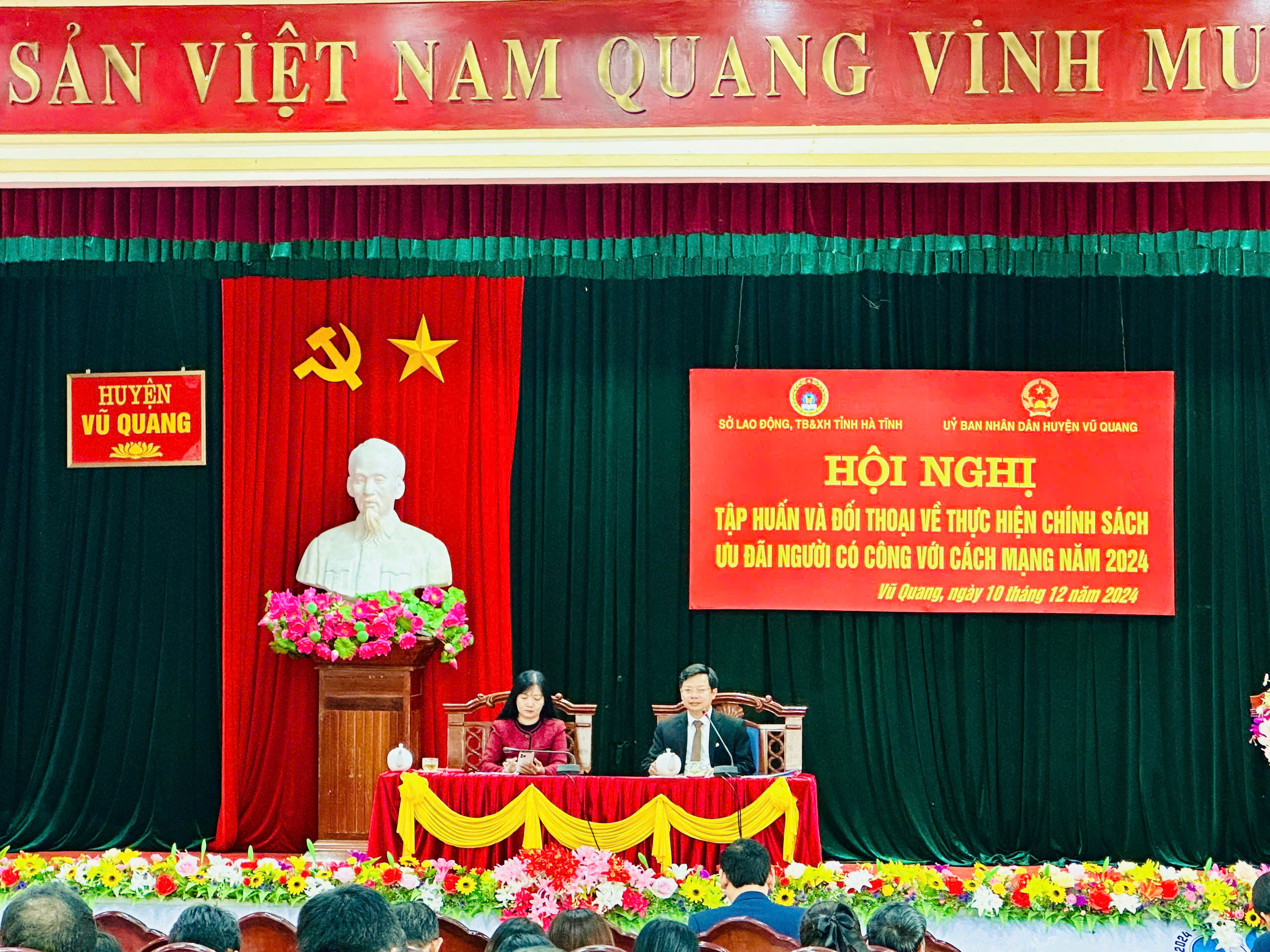 Đ/c Đặng Văn Dũng - PGĐ Sở LĐ-TB&XH cùng đồng chí Phan Hồng Yến - Phó CT UBND huyện Vũ Quang chủ trì hội nghị tập huấn và đối thoại