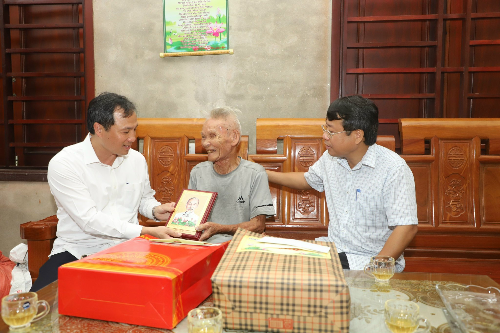 Đ/c Hoàng Trung Dũng, Ủy viên BCHTW Đảng, Bí thư Tỉnh ủy, Chủ tịch HĐND tỉnh thăm, tặng quà gia đình người có công với cách mạng